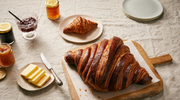 Văn hóa cà phê sáng của người Pháp: croissant và nghệ thuật sống chậm