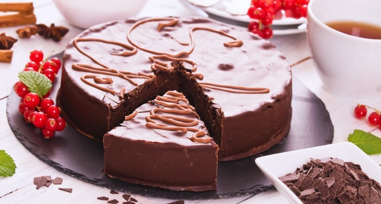 Bánh Sachertorte cắt lát với lớp mứt mơ và chocolate bóng