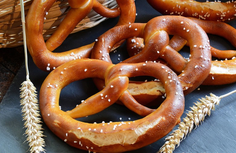 Bánh pretzel Bavaria vỏ nâu bóng xếp trong giỏ tại quầy bánh