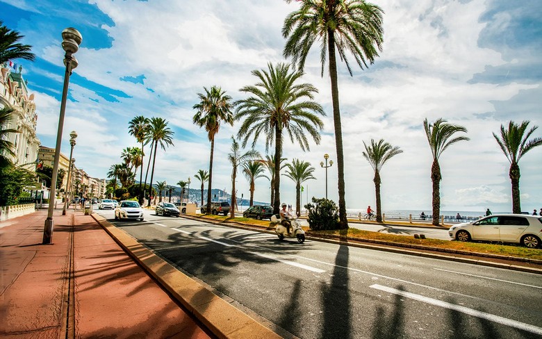 Bãi biển sỏi dọc đại lộ Promenade des Anglais
