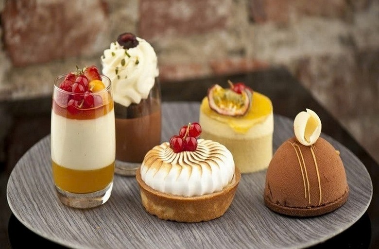 Ba món tráng miệng Ý gelato, tiramisu, panna cotta bày cạnh nhau để so sánh