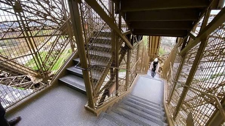 Cầu thang bộ lên tầng hai tháp Eiffel