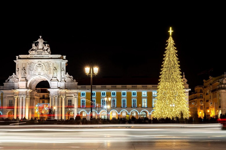 Chợ Giáng Sinh Strasbourg với cây thông khổng lồ tại quảng trường Kléber
