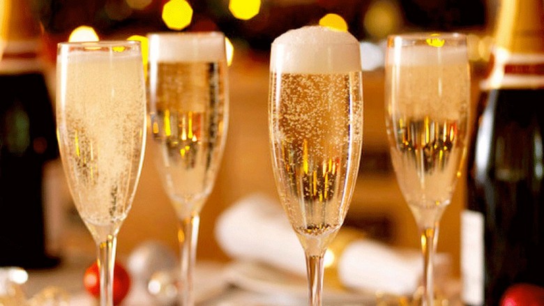 Chai Champagne cùng ly rượu vang sủi bọt