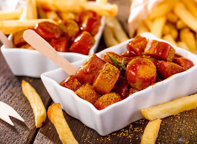 Currywurst cắt khúc rưới sốt cà ri kiểu Berlin