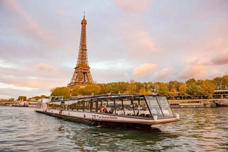 Du thuyền trên sông Seine với tháp Eiffel phía sau