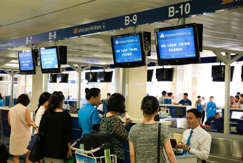 Gia đình khách Hà Nội làm thủ tục tại sân bay trước chuyến đi châu Âu