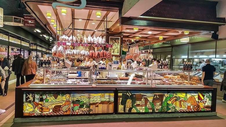 Gian hàng phô mai và xúc xích tại chợ Les Halles Paul Bocuse