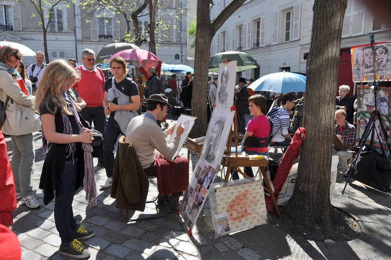 Họa sĩ vẽ chân dung tại quảng trường Place du Tertre