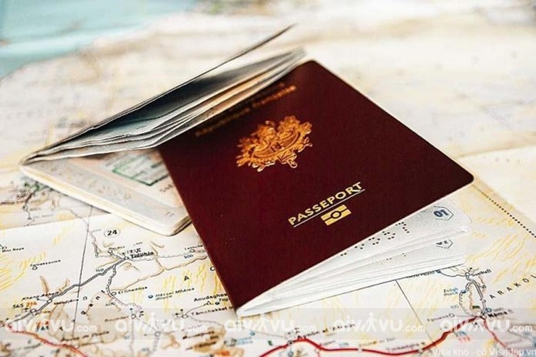 Hồ sơ và hộ chiếu chuẩn bị xin visa Schengen