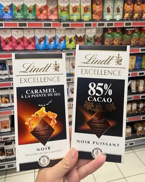 Kệ chocolate Thụy Sĩ nhiều thương hiệu bày trong siêu thị