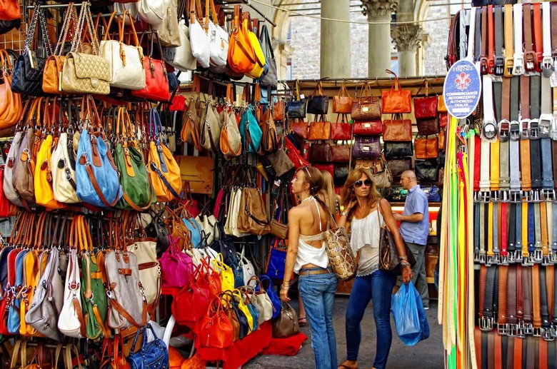 Khách đang trả giá tại một quầy đồ da ở chợ Florence