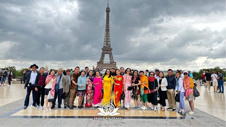 Khách đoàn Việt Nam chụp ảnh tại quảng trường Trocadéro