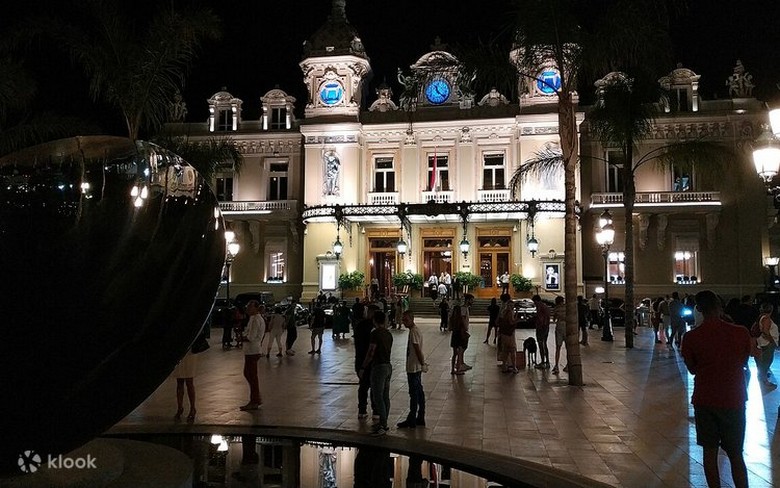 Khách đoàn Việt Nam chụp ảnh tại quảng trường trước casino Monte Carlo