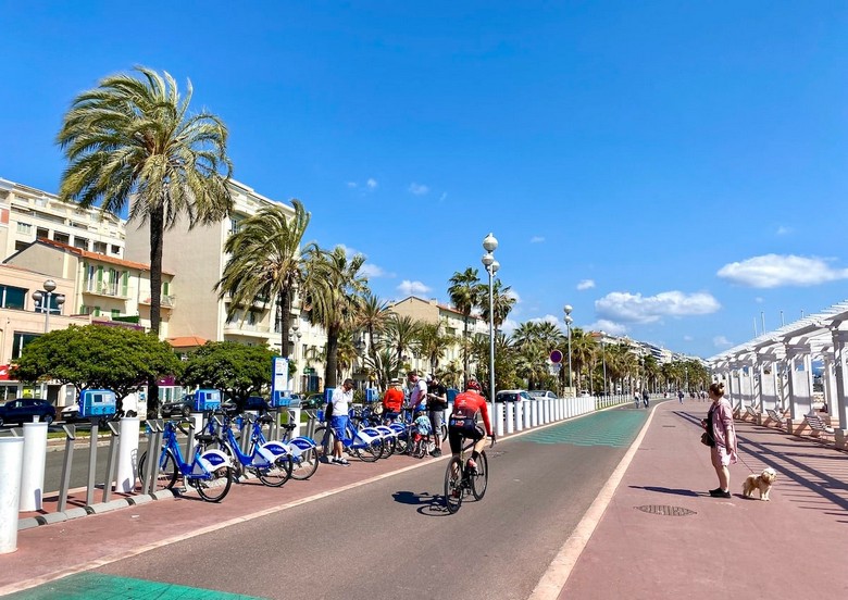 Khách đoàn Việt Nam dạo bộ trên đại lộ Promenade des Anglais