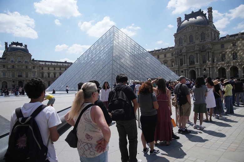 Khách xếp hàng chờ vào cửa Kim Tự Tháp bảo tàng Louvre