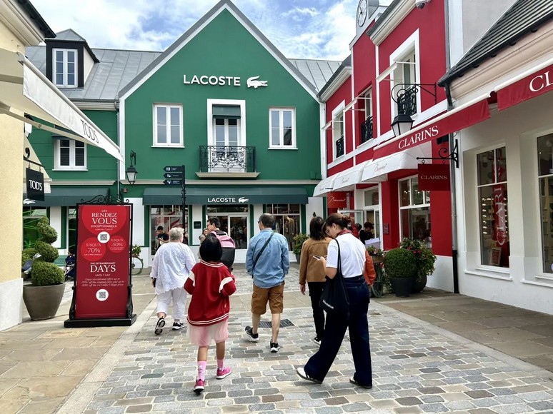 Khách xếp hàng chờ vào một cửa hàng hàng hiệu tại La Vallée Village