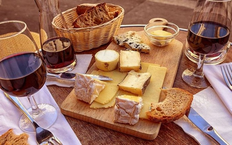 Khay phô mai Pháp phục vụ kèm bánh mì và rượu vang