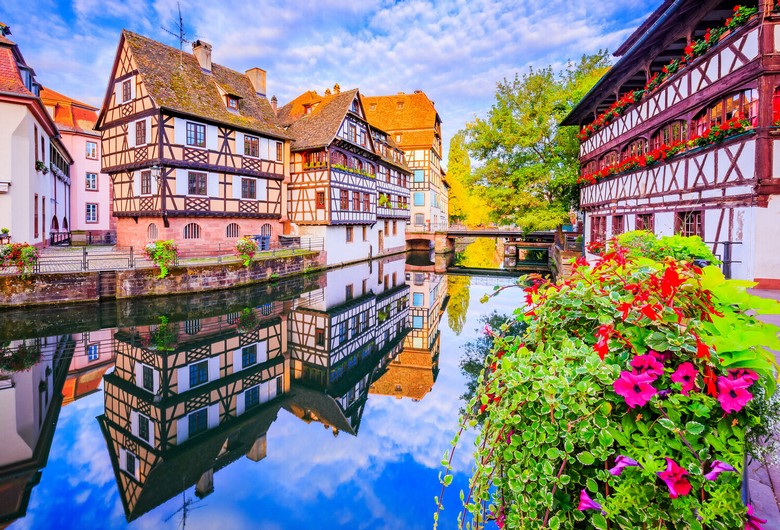 Khu nhà gỗ sồi màu sắc bên kênh đào ở Strasbourg