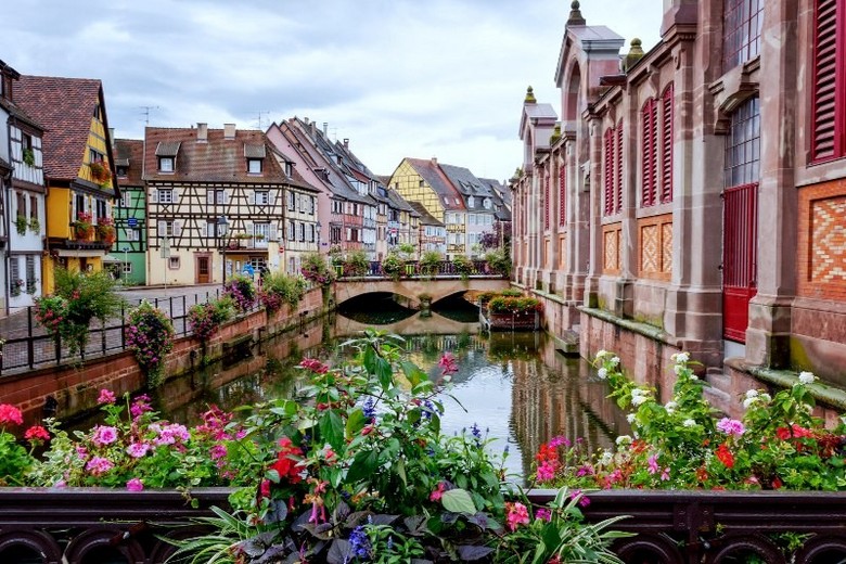 Khu phố Petite France với nhà gỗ sồi soi bóng xuống kênh đào