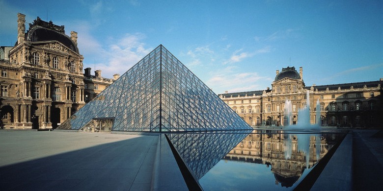 Kim tự tháp kính tại sân Napoléon, bảo tàng Louvre