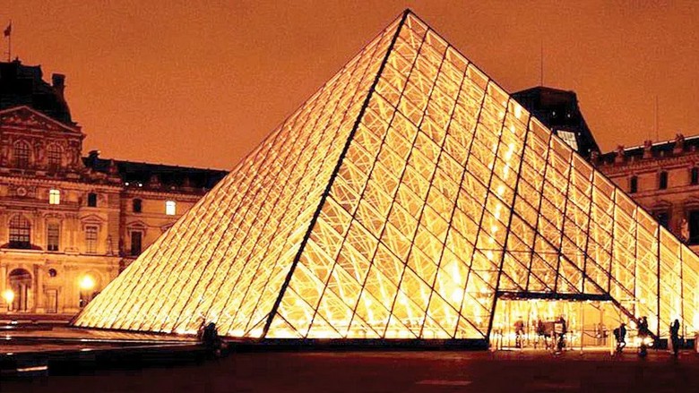 Kim tự tháp kính trước bảo tàng Louvre