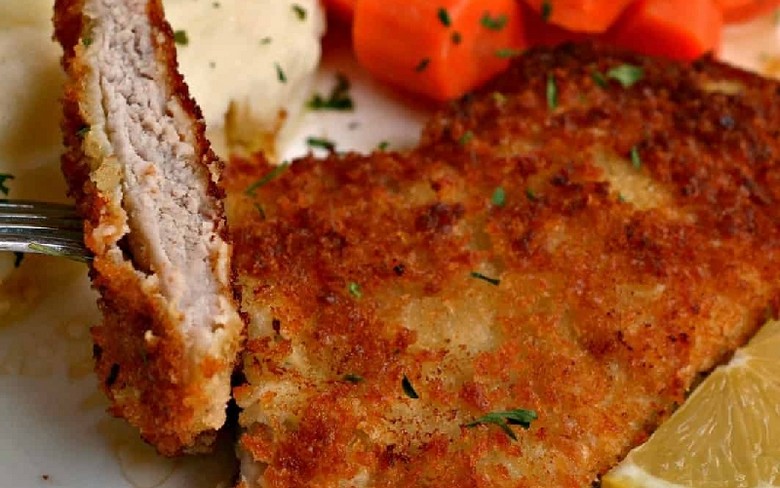  Lớp vỏ bột phồng giòn tách rời khỏi thịt của Wiener Schnitzel
