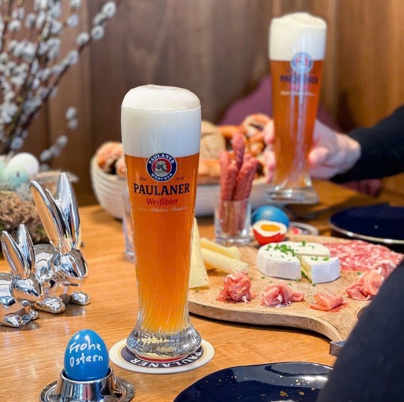 Ly bia Weissbier đục cao thành cạnh cốc Kölsch nhỏ hình ống