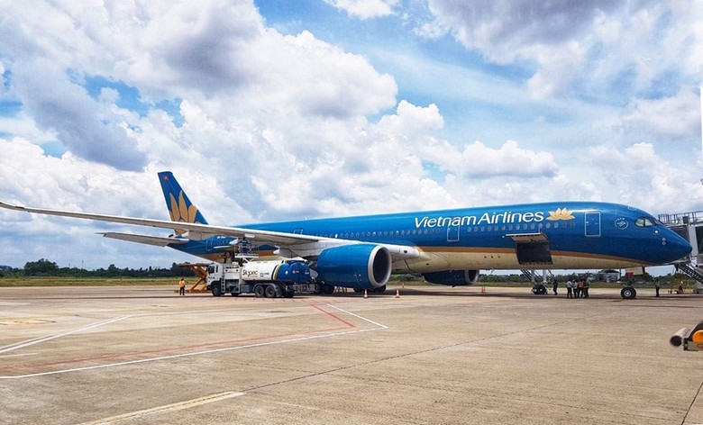 Máy bay thân rộng Airbus A350 của Vietnam Airlines tại sân bay Nội Bài