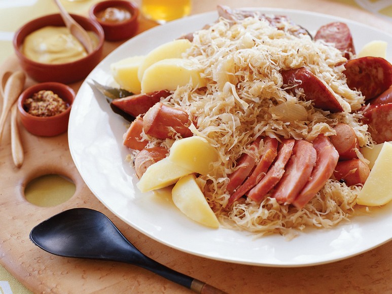 Món tarte flambée và choucroute garnie đặc trưng vùng Alsace