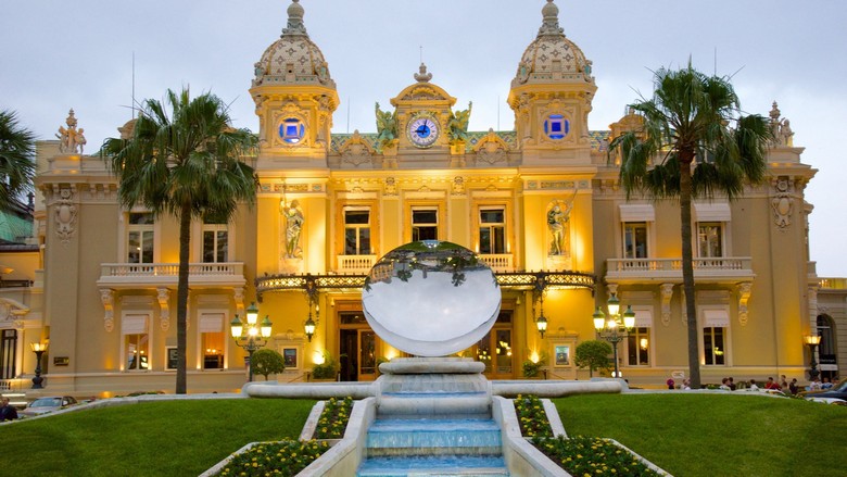 Mặt tiền tráng lệ của casino Monte Carlo