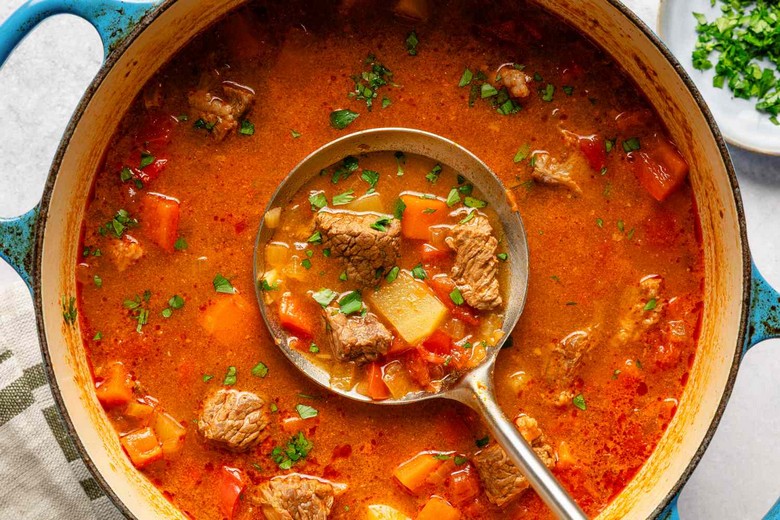 Một bát goulash gulyás nóng hổi màu đỏ paprika kiểu Hungary
