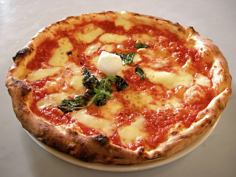 Một chiếc pizza Margherita truyền thống tại Napoli với viền bánh phồng cháy xém