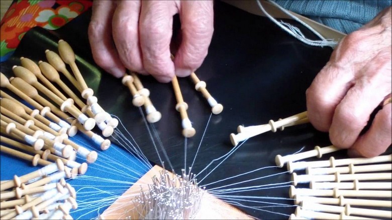 Nghệ nhân dệt ren thủ công bằng kỹ thuật bobbin lace tại Bruges