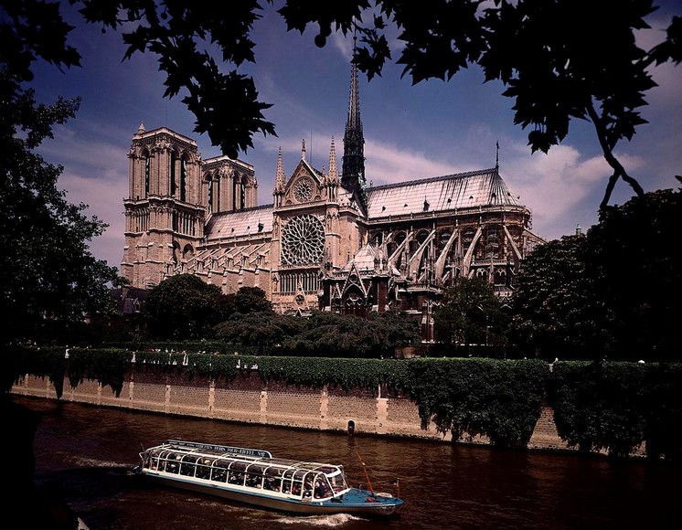Nhà thờ Đức Bà Paris nhìn từ bờ sông Seine buổi tối