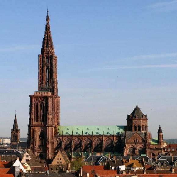 Nhà thờ chính tòa Strasbourg với tháp chuông cao 142 mét