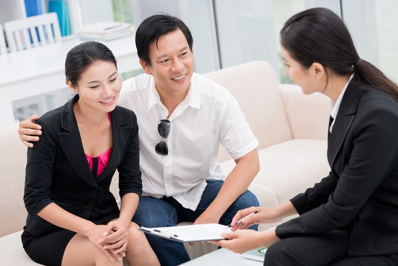 Nhân viên tư vấn tour hướng dẫn khách chuẩn bị hồ sơ
