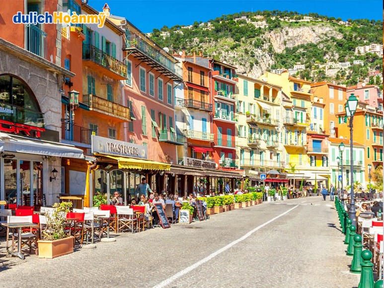 Những con phố lát đá đầy màu sắc trong khu phố cổ Vieux Nice