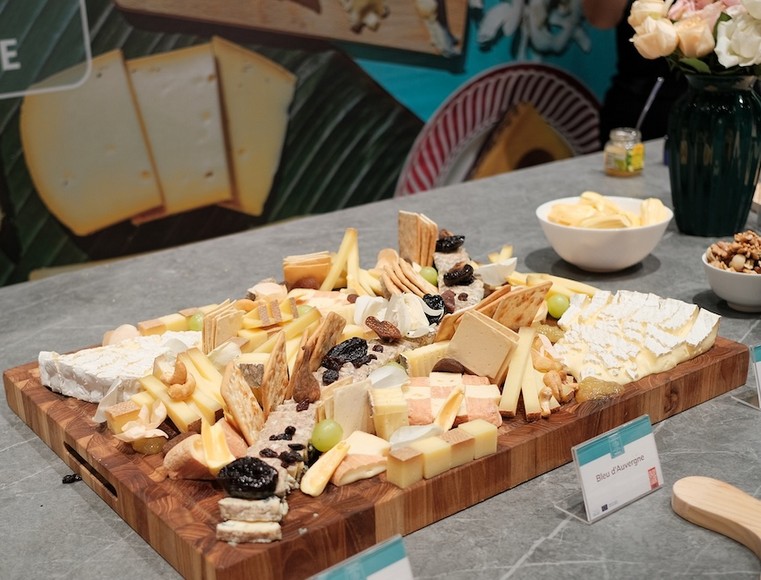 Phô mai Comté và Brie de Meaux trên khay gỗ