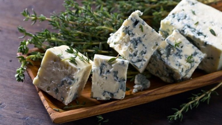 Phô mai xanh Roquefort với các vệt mốc đặc trưng