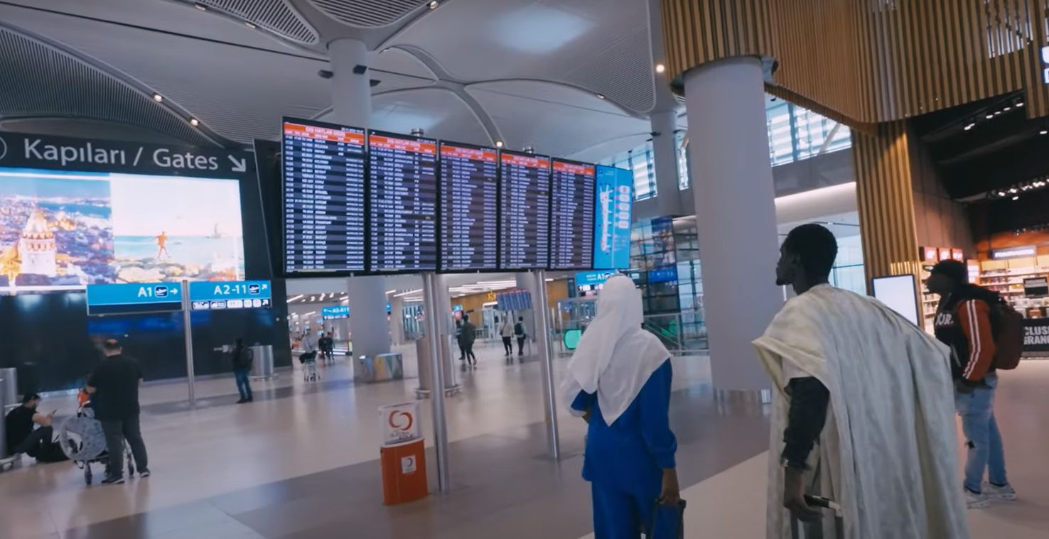 Quầy thông tin đa ngôn ngữ tại sân bay Istanbul