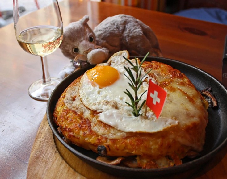 Rösti khoai tây chiên giòn ăn kèm trứng ốp la kiểu Valaisanne
