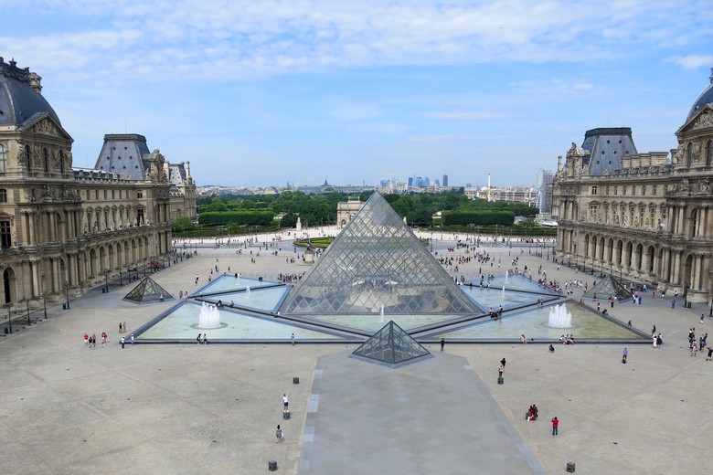 Sảnh chính dưới kim tự tháp kính bảo tàng Louvre