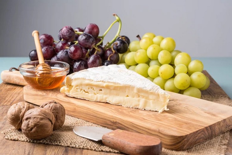So sánh phô mai Camembert và Brie cắt lát