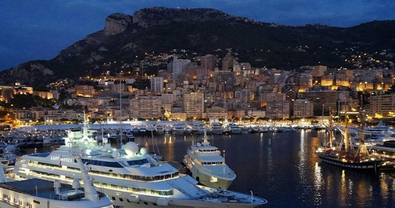 Tàu từ Nice đến Monaco chạy dọc bờ biển Côte d'Azur