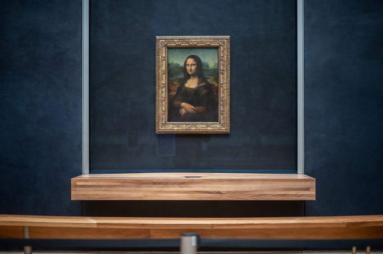 Tranh Mona Lisa trong phòng Salle des États tại Louvre