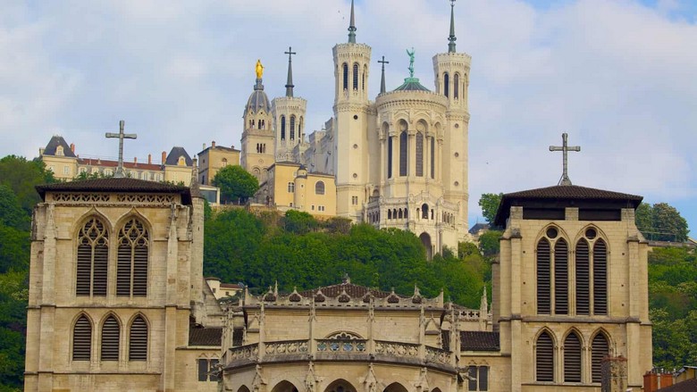 Vương cung thánh đường Đức Bà Fourvière trên đồi
