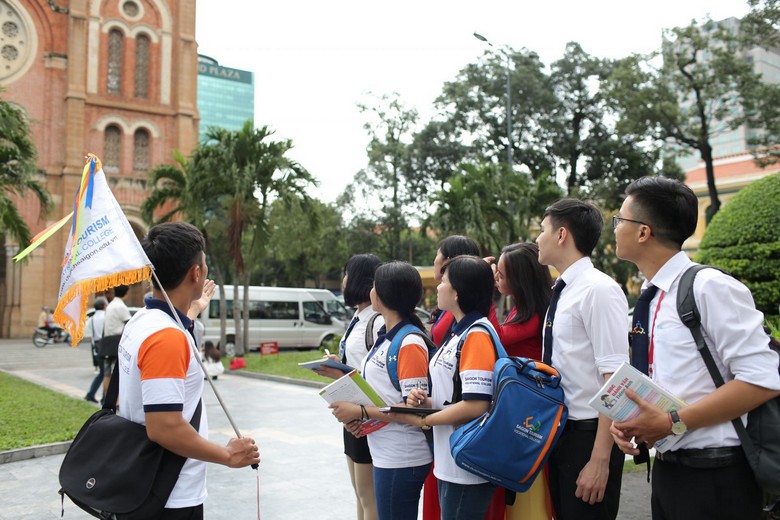 Đoàn khách Hà Nội nhiều thế hệ cùng hướng dẫn viên tiếng Việt tại điểm tham quan châu Âu