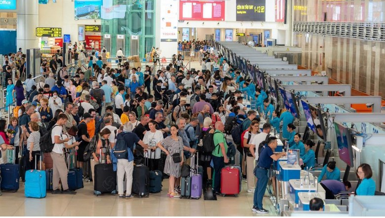 Đoàn khách Hà Nội tại sân bay Nội Bài chuẩn bị bay sang Anh Quốc