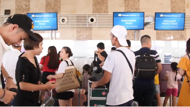 Đoàn khách làm thủ tục tại quầy hãng hàng không